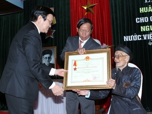 រដ្ឋប្រគល់គ្រឿងឥស្សរីយយសផ្កាយមាសជូនសពអតីត ប្រធានរដ្ឋស្តីទី Huynh Thuc Khang